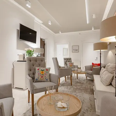 Avanti Aparthotel 4*